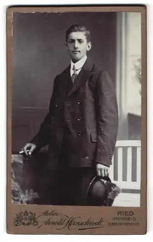 Fotografie Arnold Hirnschrodt, Ried / Innkreis, Portrait charmanter junger Mann hält seinen Hut in der Hand