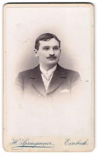 Fotografie H. Springmeier, Einbeck, Neuer Markt 5, Portrait dunkelhaariger junger Mann mit Schnurrbart im Jackett