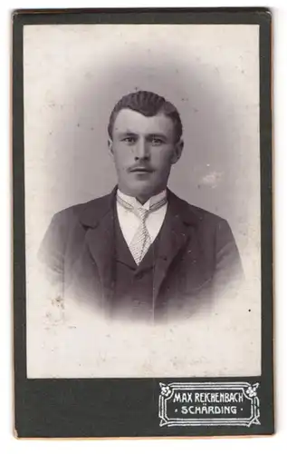 Fotografie Max Reichenbach, Schärding / Inn, Bahnhofstr. 183, Portrait junger charmanter Mann mit Krawatte im Jackett