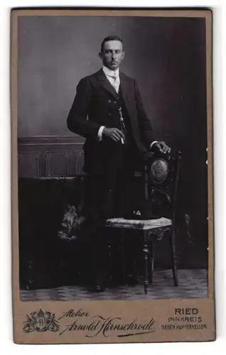 Fotografie Arnold Hirnschrodt, Ried / Innkreis, Portrait stattlicher junger Mann mit Zigarette in der Hand