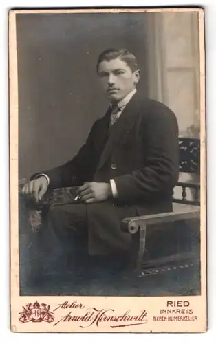 Fotografie Arnold Hirnschrodt, Ried / Innkreis, Portrait junger Mann mit charmantem Blick im Anzug