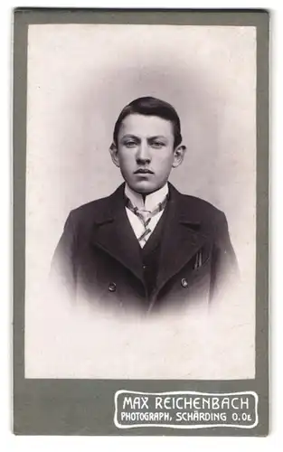 Fotografie Max Reichenbach, Schärding / Inn, Bahnhofstr. 183, Portrait dunkelhaariger Bube mit Krawatte im Jackett