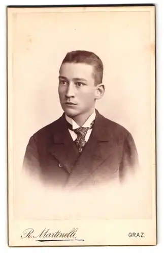 Fotografie R. Martinelli, Graz, Pfarrgasse 1, Portrait junger charmanter Mann in Krawatte und Jackett