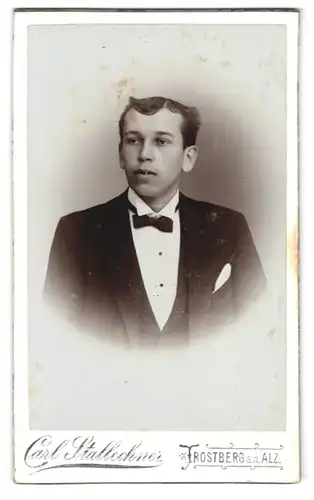 Fotografie Carl Stallechner, Trostberg / Alz, Portrait junger Mann mit Fliege im eleganten Jackett