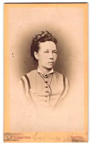 Fotografie E. Silberstein, Troppau, Ottendorfergasse 50, Portrait dunkelhaarige schöne Frau mit Flechtdutt