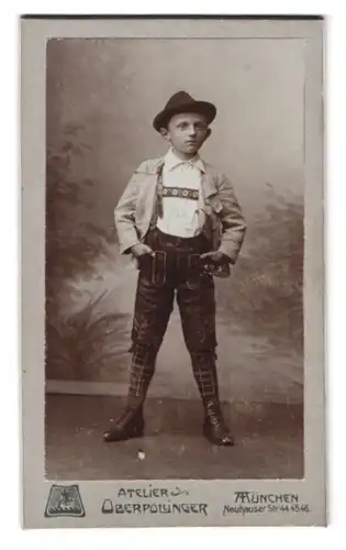 Fotografie Kaufhaus Oberpollinger G. m. b. H., München, Neuhauser-Strasse 44-46, Portrait Junge in Trachtenhose