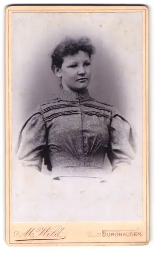 Fotografie Max Wild, Burghausen, Stadtplatz, Portrait junge Dame im modischen Kleid