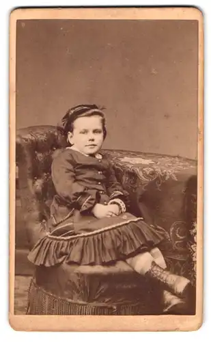 Fotografie M. Wild, Burghausen, Portrait kleines Mädchen im hübschen Kleid