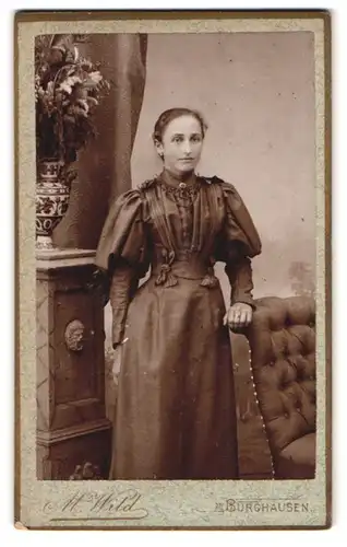 Fotografie Max Wild, Burghausen, Stadtplatz, Portrait junge Dame im Kleid