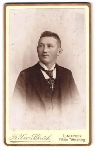 Fotografie F. X. Schröck, Laufen a. d. Salzach, Bezirksamtsgasse, Portrait junger Mann im Anzug mit Krawatte