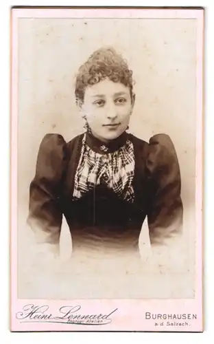 Fotografie Heinr. Lennard, Burghausen, Stadtplatz 43, Portrait junge Dame im Kleid