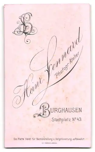 Fotografie Heinr. Lennard, Burghausen, Stadtplatz 43, Portrait junge Dame im Kleid mit Kragenbrosche