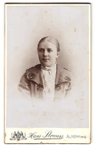 Fotografie Hans Strauss, Altötting, Schlotthammerstrasse 1, Portrait junge Dame mit zurückgebundenem Haar