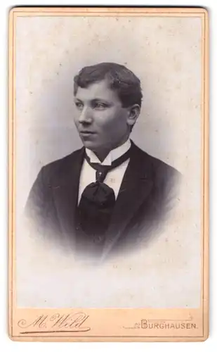Fotografie Max Wild, Burghausen, Stadtplatz, Portrait junger Mann im Anzug mit Krawatte
