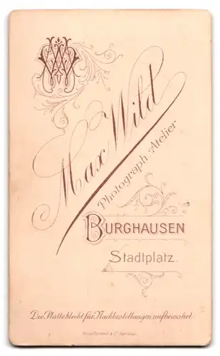 Fotografie Max Wild, Burghausen, Stadtplatz, Portrait junger Mann im Anzug mit Krawatte