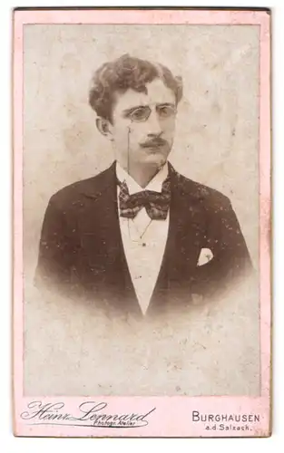 Fotografie Heinr. Lennard, Burghausen, Stadtplatz 43, Portrait eleganter Herr mit Zwicker und Oberlippenbart