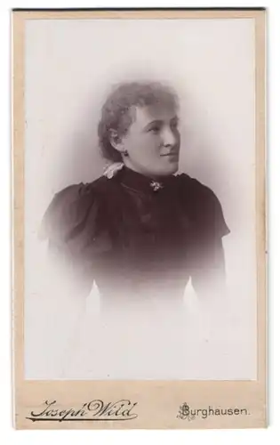 Fotografie Joseph Wild, Burghausen, Stadtplatz, Portrait junge Dame im schwarzen Kleid