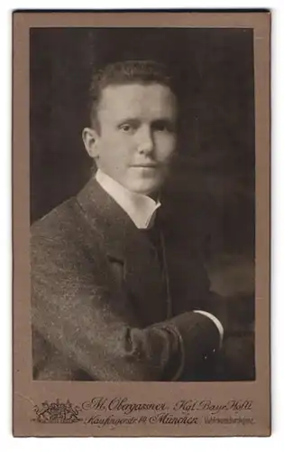 Fotografie M. Obergassner, München, Kaufingerstrasse 14, Portrait junger Mann in modischer Kleidung