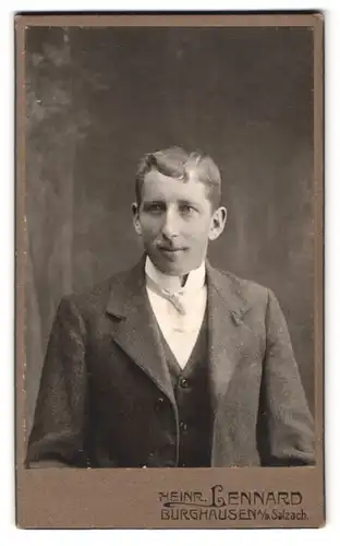 Fotografie Heinrich Lennard, Burghausen, Stadtplatz 44, Portrait junger Herr im Anzug mit Krawatte