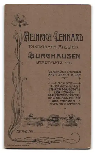 Fotografie Heinrich Lennard, Burghausen, Stadtplatz 44, Portrait junger Herr im Anzug mit Krawatte