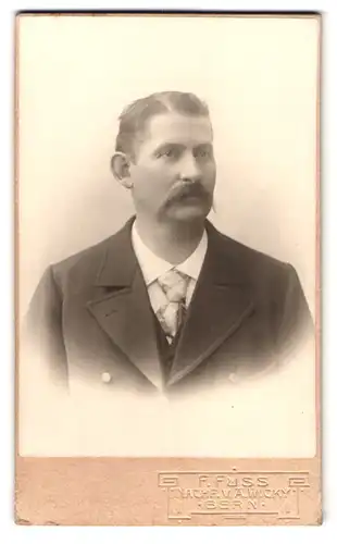 Fotografie F. Fuss, Bern, Schanzenstrsase 6, Portrait stattlicher Herr mit Schnauzbart