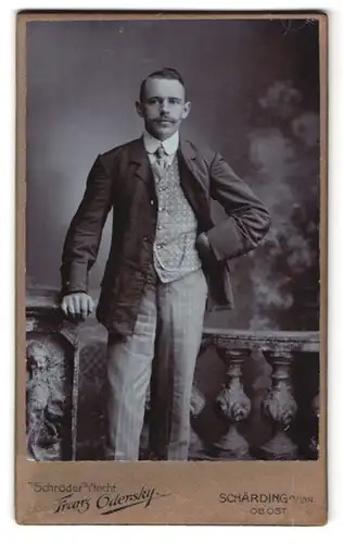 Fotografie Franz Odersky, Schärding a /Inn, Portrait junger Herr in modischer Kleidung