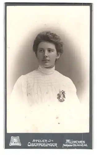 Fotografie Kaufhaus Oberpollinger G. m. b. H., München, Neuhauser-Strasse 44-46, Portrait junge Dame in weisser Kleidung