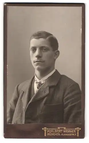 Fotografie Adalbert Werner, München, Elisenstrasse 7, Portrait junger Herr im Anzug mit Krawatte