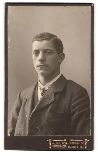 Fotografie Adalbert Werner, München, Elisenstrasse 7, Portrait junger Mann im Anzug mit Krawatte