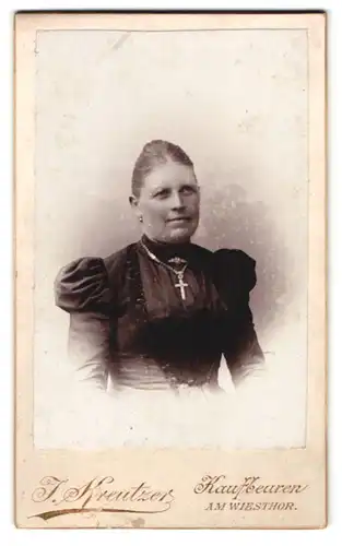 Fotografie J. Kreutzer, Kaufbeuren, Portrait bürgerliche Dame mit Kragenbrosche und Kreuzkette