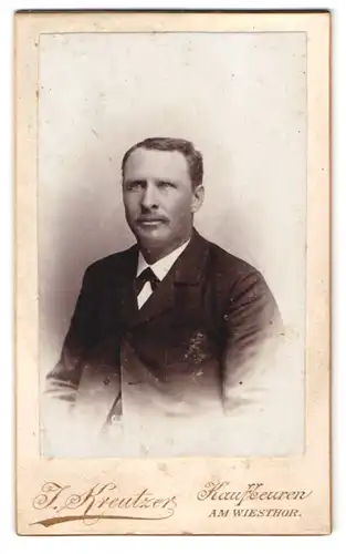 Fotografie J. Kreutzer, Kaufbeuren, Am Wistor, Portrait bürgerlicher Herr mit Oberlippenbart