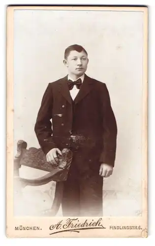 Fotografie A. Friedrich, München, Findlingstrasse 6, Portrait junger Mann im Anzug mit Fliege