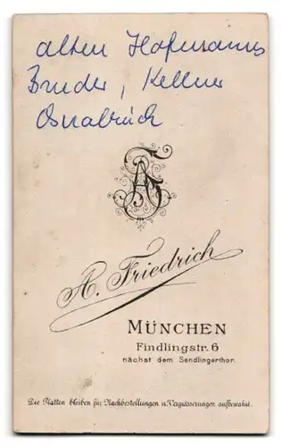 Fotografie A. Friedrich, München, Findlingstrasse 6, Portrait junger Mann im Anzug mit Fliege