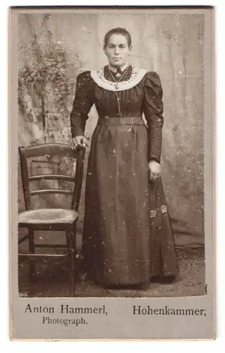Fotografie Anton Hammerl, Hohenkammer, Portrait junge Dame im hübschen Kleid