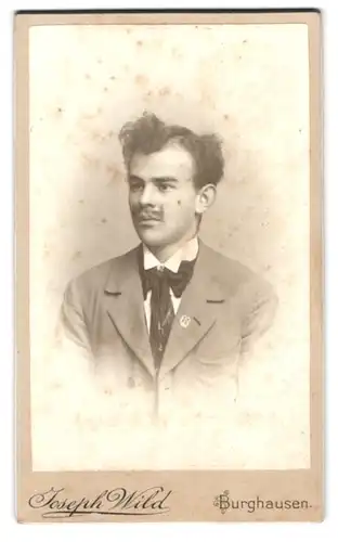 Fotografie Joseph Wild, Burghausen, Portrait modisch gekleideter Herr mit Moustache