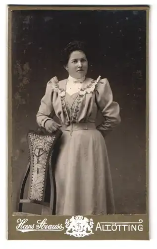 Fotografie Hans Strauss, Altötting, Schlotthammerstrsse 1, Portrait junge Dame in hübscher Kleidung