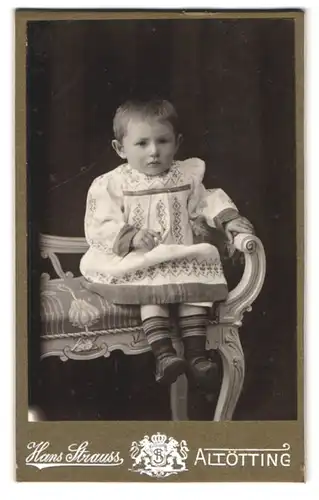 Fotografie Hans Strauss, Altötting, Schlotthammerstrasse 1, Portrait kleines Mädchen im hübschen Kleid