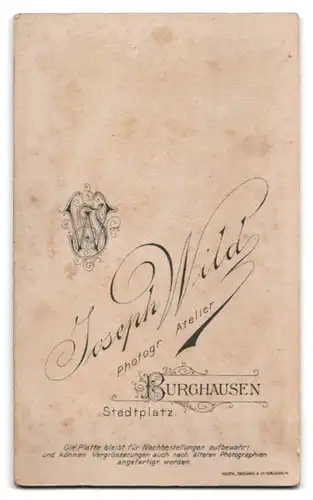 Fotografie Joseph Wild, Burghausen, Stadtplatz, Portrait junge Dame im Kleid mit Kragenschleife