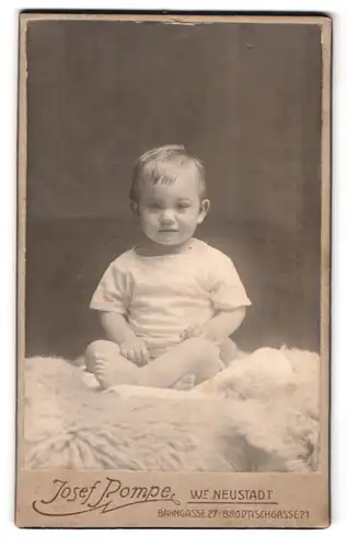 Fotografie Josef Pompe, Wr. Neustadt, Bahngasse 27, Portrait süsses Kleinkind im weissen Hemd