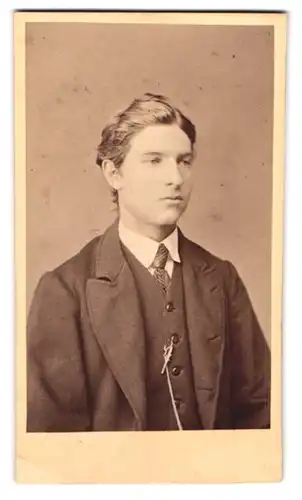 Fotografie W. Rudolph, Darmstadt, Bleichstrasse 9, Portrait junger Mann in modischer Kleidung
