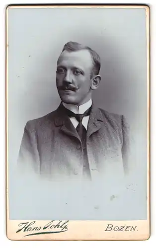 Fotografie Hans Pohl, Bozen, Obstplatz 6, Portrait eleganter Herr mit Moustache