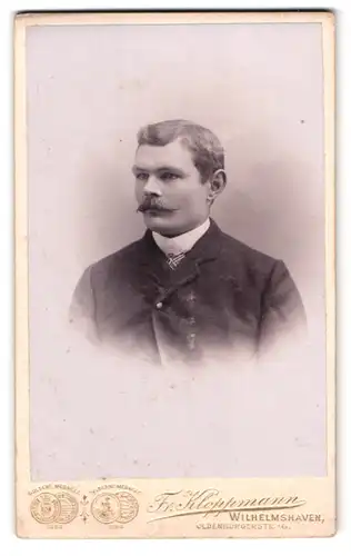 Fotografie Fr. Kloppmann, Wilhelmshaven, Oldenburgerstrasse 16, Portrait bürgerlicher Herr mit Zwirbelbart