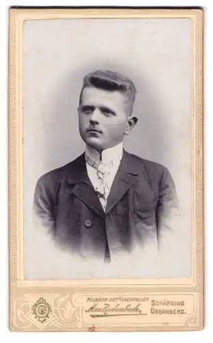 Fotografie Max Reichenbach, Schärding, Portrait junger Mann im Anzug mit Krawatte