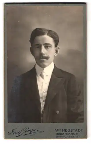 Fotografie Josef Pompe, Wr. Neustadt, Bahngasse 27, Portrait eleganter Herr mit Oberlippenbart
