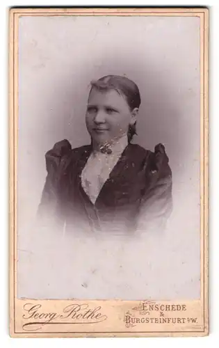 Fotografie Georg Rothe, Burgsteinfurt i /W., Kalkwall 499, Portrait junge Dame im Kleid