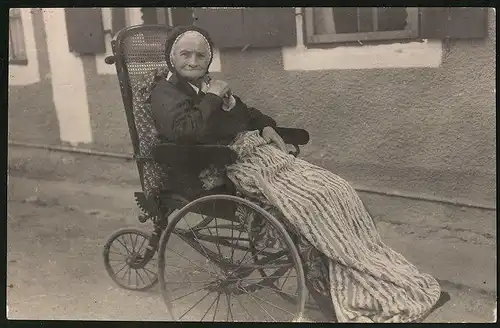 Fotografie betagte Dame im Rollstuhl sitzend