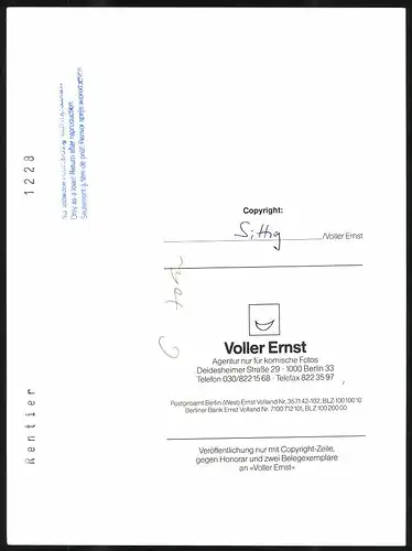 Fotografie skelettiertes Rentier vor Durchfahrt-Verboten-Schild verendet