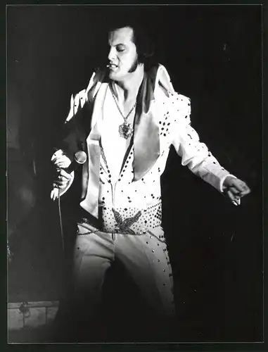 Fotografie Elvis Presley, Schauspieler & Sänger im Bühnenkostüm
