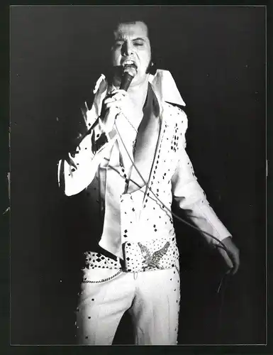 Fotografie Elvis Presley, Schauspieler und Sänger im Bühnenkostüm