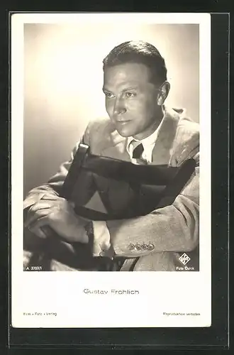 AK Schauspieler Gustav Fröhlich mit einem Stuhl
